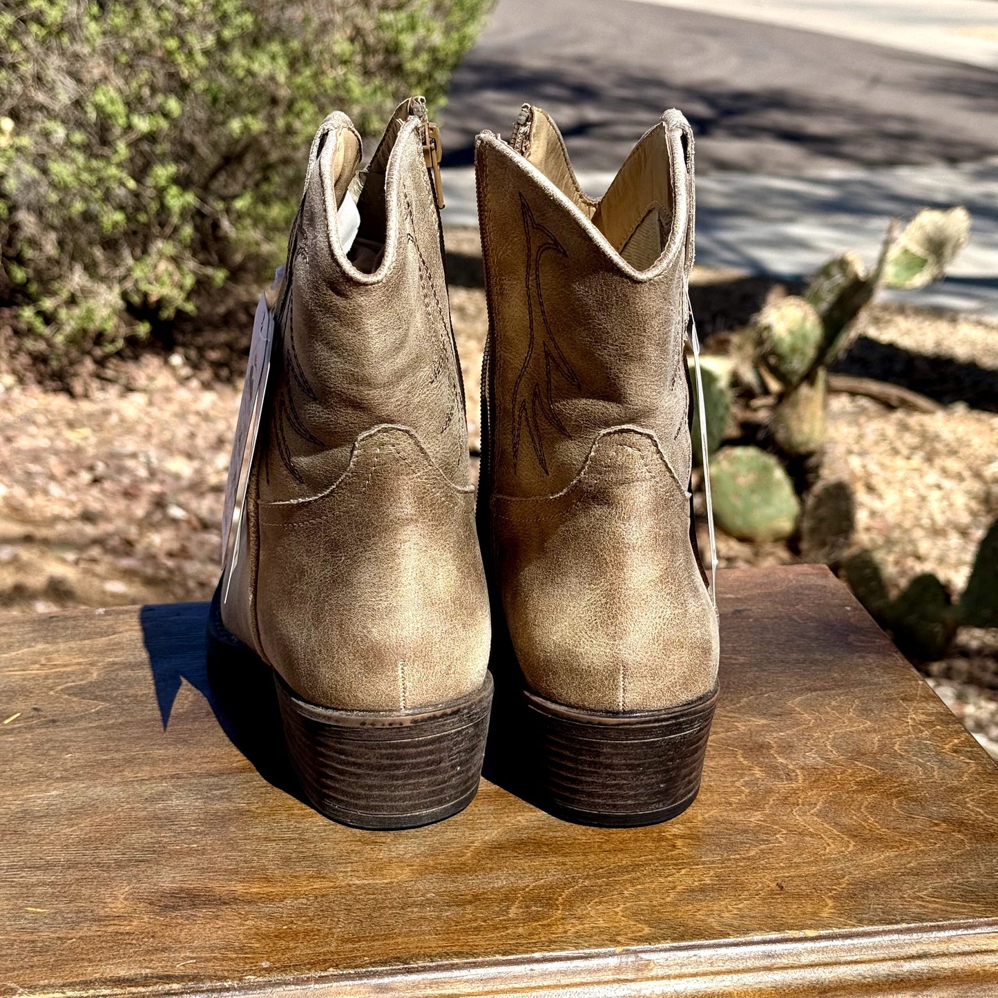 Silver Canyon NWT Cowboy Tan Low Boots sz 8