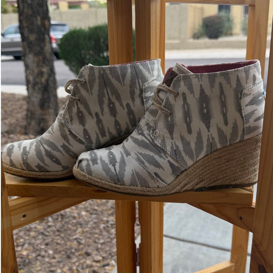 Toms Toms Kala Lace Up Wedge Booties Aztec Print Gray White Espadrille sz 8